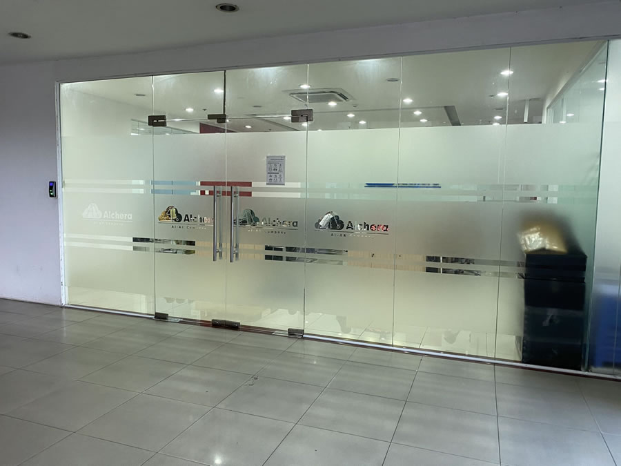 Giấy dán kính decal mờ in cắt logo theo yêu cầu