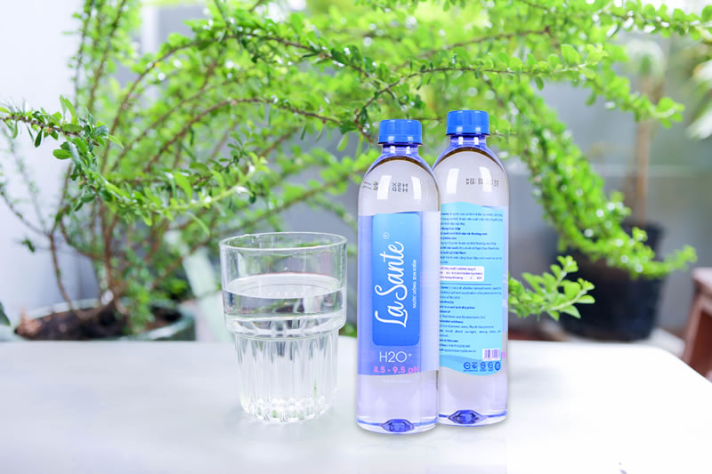 Gia c&ocirc;ng nước suối kho&aacute;ng đ&oacute;ng chai Vinh Nghệ An	