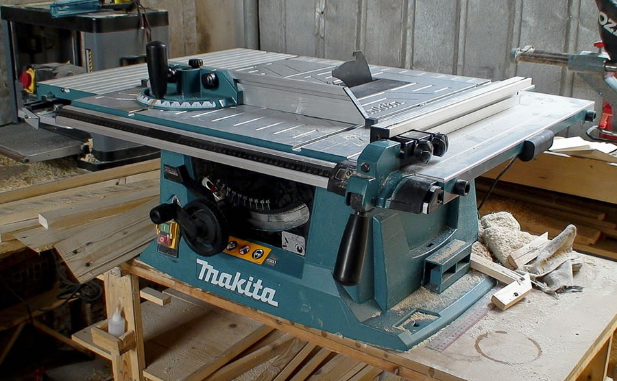 M&aacute;y cưa điện b&agrave;n Makita