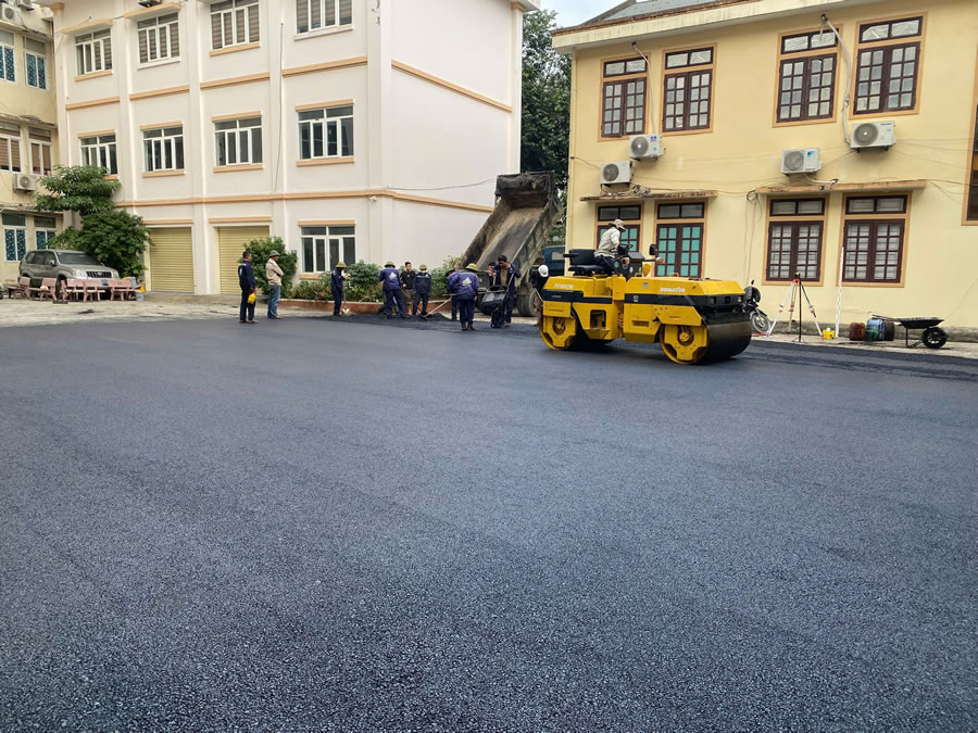 Thi c&ocirc;ng thảm nhựa đường n&oacute;ng Asphalt s&acirc;n Pickleball Tennis	