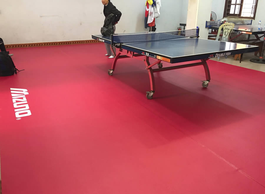 Thi c&ocirc;ng thảm trải s&agrave;n s&acirc;n b&oacute;ng b&agrave;n Vinh Nghệ An