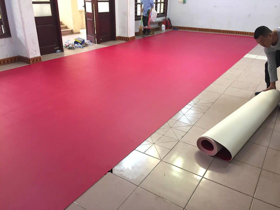 Thi c&ocirc;ng thảm trải s&agrave;n s&acirc;n b&oacute;ng b&agrave;n Vinh Nghệ An