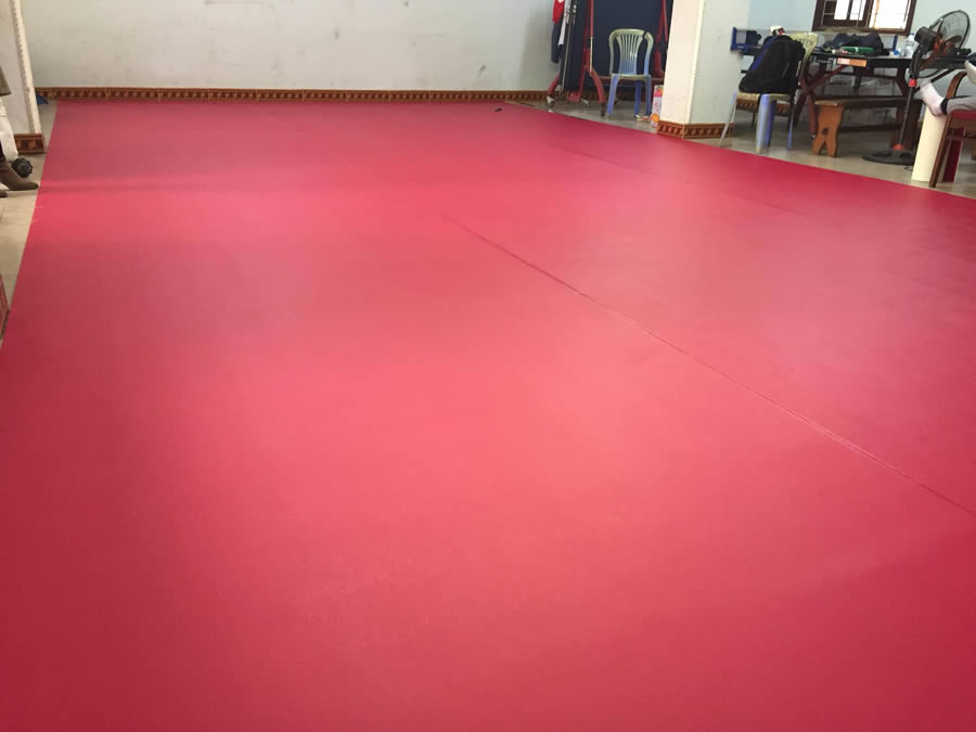 Thi c&ocirc;ng thảm trải s&agrave;n s&acirc;n b&oacute;ng b&agrave;n Vinh Nghệ An